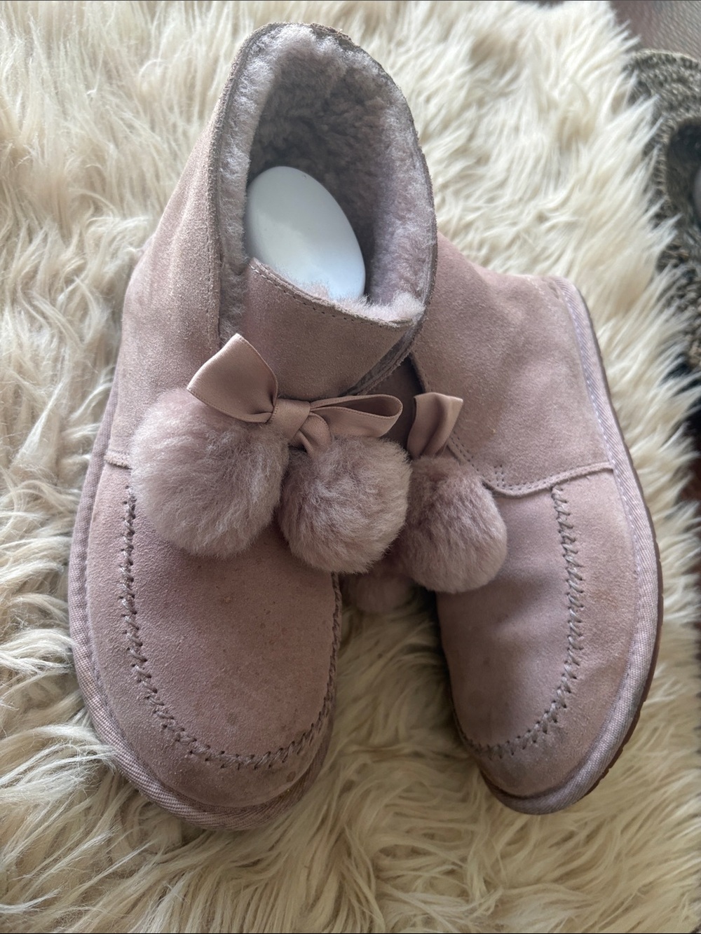 UGG Size 7 Women’s Pom Pom Bootie 🤩🤩☀️